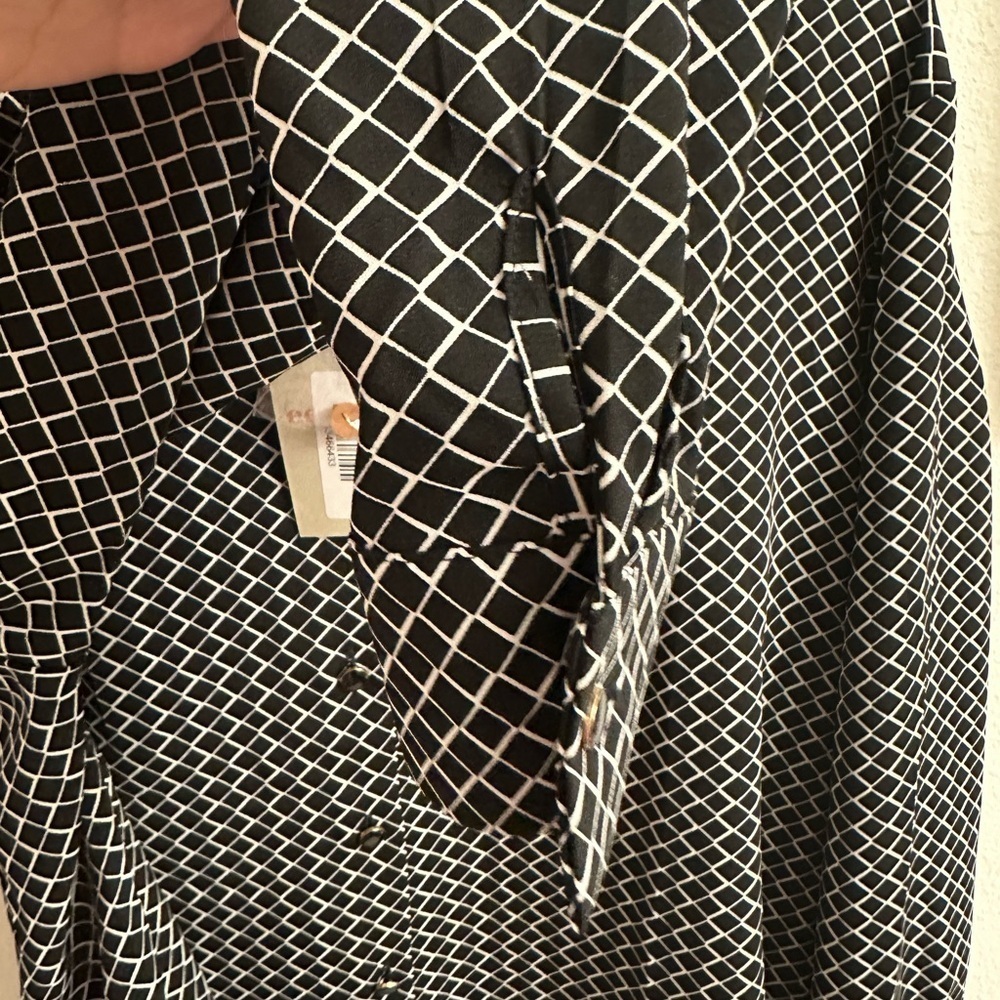 NWT Black and White Bold Geometric Button-Down Blouse Size S - Picture 5 of 5
